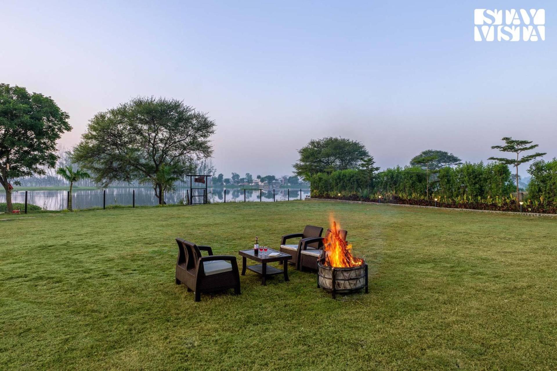 Stayvista At Lotus By The Lake With Pool, Bbq & Lawn Indore Exterior foto